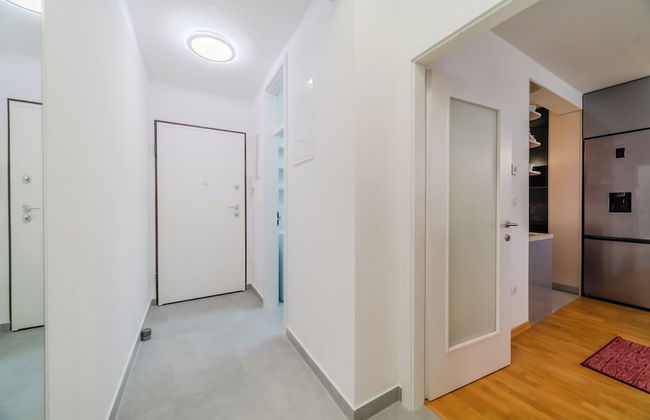 Modern Oasis With Terrace - Photo 16