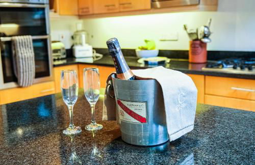 Large open plan villa with garden near the Thames - Photo 10