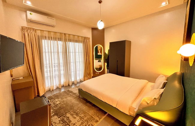 Lighthouse Signature Suites - Photo 34