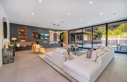 Luxury 6BR Beverly Hills Villa with Pool and Views - Photo 48
