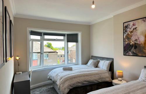 4 Bedrooms Homely House - Sleeps 6 Comfortably with 6 Double Beds,Glasgow, Free Street Parking, Business Travellers, Contractors, & Holiday-Goers, Near All Major Transport Links in Glasgow & City Centre, Perfect for Common Wealth Games 2026 - Foto 2