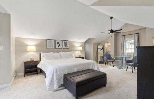 Inviting 4BR2BA in Oakley with 2 Park Spots & Lg Deck - Foto 5