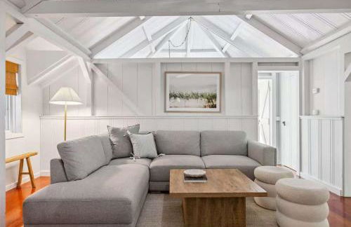 Modern Organic Home with Backyard Creek near State Park - Foto 9