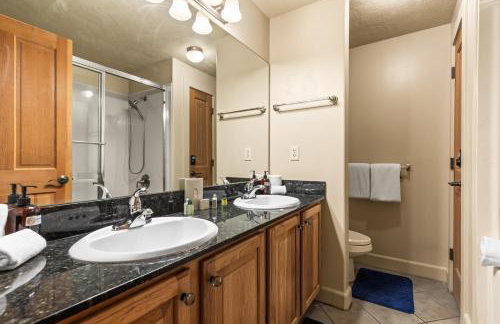 KBM Resorts Crestview Condos Spacious condo near Olympic Park with gas fireplace year-round pool hot tub city wide shuttle access. CVC-308B - Foto 26