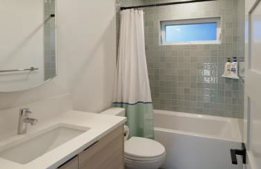 Steps to Alki Beach with Water Views Rooftop deck - Foto 35