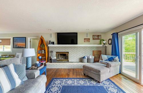 Waterfront Deck and Dock Torch Lake Home! - Foto 14