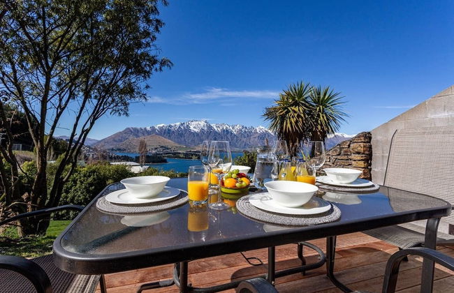 Amazing Lake View Spacious Townhouse with Parking - Photo 18