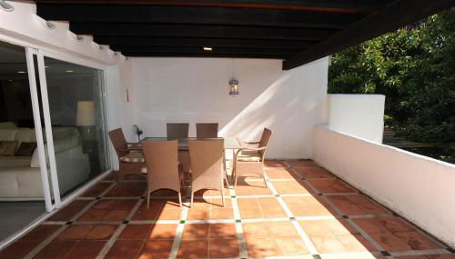 Bonito piso con jardines y piscina - Photo 4