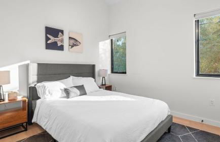 Modern Oasis w Pool Hot Tub Rooftop Deck Home Theater Mariposa Retreat by AvantStay - Foto 46