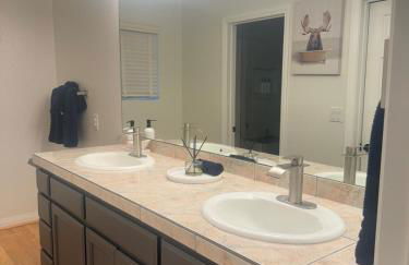 Woodsy Chic Family-Friendly Spacious Getaway - Foto 11