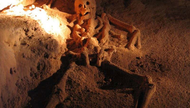 Actun Tunichil Muknal Cave Day Trip - Foto 2, Skeleton in the Actun Tunichil Muknal Cave