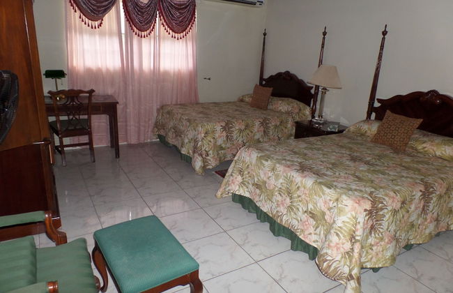 The Royal Kensington Villa - Photo 5