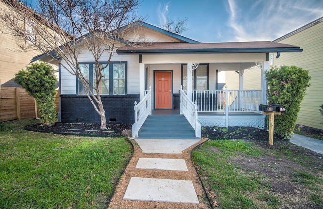 Downtown View Cozy 2br/1ba Home Sleeps 8 - Photo 1