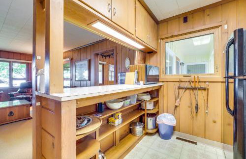 Waterfront Torch Lake Cottage with Dock and Fire Pit! - Foto 7