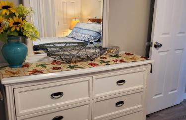 Cheerful Cozy Cottage 2 bedroom 1bath - Photo 17