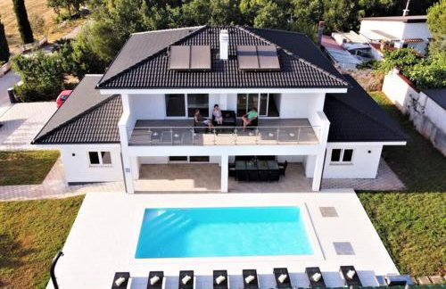 New Villa with Pool - Foto 1