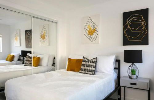 Enjoy Stylish 4BR Townhouse Sleeps 8 with Wi-Fi - Foto 23