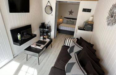 1 Bed Cabin - Sleeps 2 - Pets - Garden - Parking - Photo 11