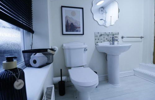 Stylish & Cosy Stay 2-Bed House Train Station Hospital Garden Fast WiFi - Foto 14