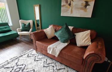 Spacious Solihull Home 5 Beds 2 Sofa beds - Max 10 - NEC BHX Spacious 4 Bedroom Home - NR JLR, Birmingham Airport, HS2 Sites, Resorts World, A45, M42 Mell Square - Regular Work Stays Available - By Samina, ARZ Stays - Photo 3