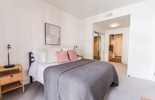 Spacious 2BD 2BA with Huge Balcony, Near Venice Beach & Fun! - Foto 15