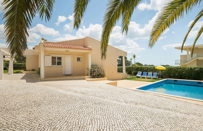 Lively Holiday Home in Albufeira With Private Pool 500m From the Beach - Foto 1