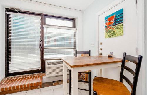 Why Knot Getaway...Rooftop with WaterView! Unit D - Foto 15