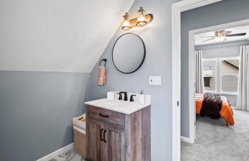 Hot Tub N64 Mins to Downtown Sleeps 8 - Foto 49