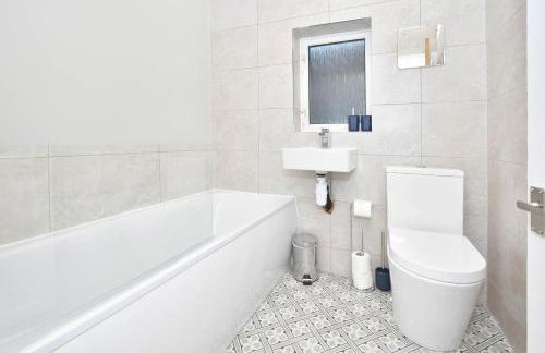 Elm House by YourStays - Lovely home in Cheshire, quiet residential street - Photo 50