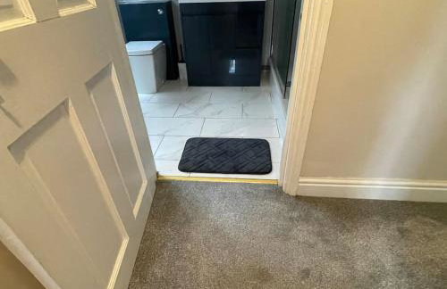 Luxurious Detached Holiday House Free Parking near Airport Town Centre Railway Station - Foto 12