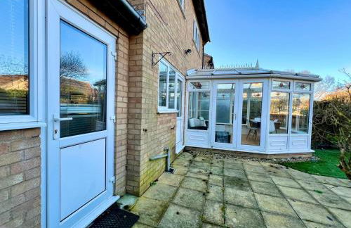 J&J stays 5 bedroom detached house in Peterborough with parking - Photo 42