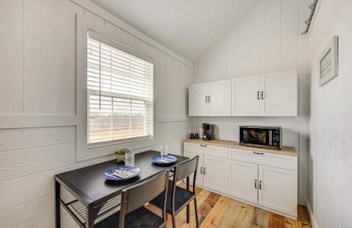 Hike, Hunt and Fish Pet-Friendly Studio in Dilley! - Photo 4