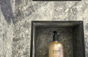 Cocon Blanc câlin avec Jacuzzi privatif - LoveRoom Insolite - Foto 23