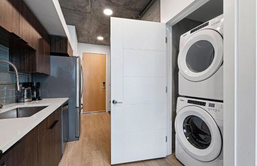 Exceptional 1BD BA-PoolHotTubGymParking- Downtown! - Foto 23