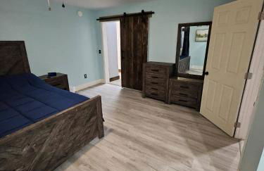 King Bed Outdoor Fireplace Seconds From Highway - Foto 21