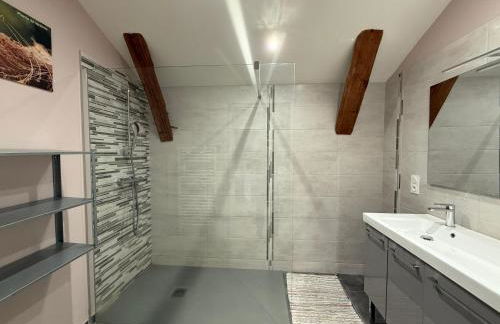 Gîte LE RABIOUZE - 4 épis, 15 pers, 22 couchages - Ancienne Bergerie rénovée, cachet d'origine conservé - Vue magnifique - Label Ecogîte - Foto 49