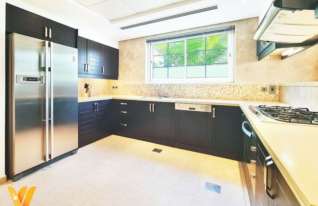 Venduras - Spacious 4BR Villa in La Mer - Photo 9