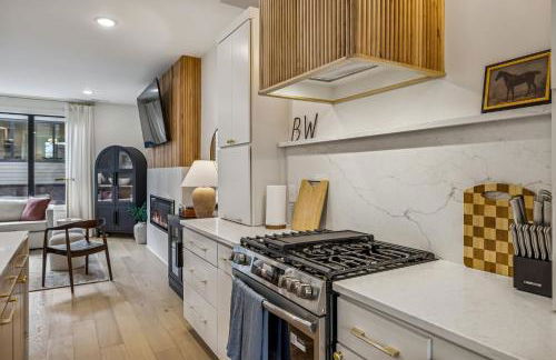 Modern Multi-Level Retreat with Rooftop Hot Tub - Foto 19