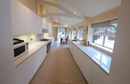 Stunning 3BD Victorian House in Bramhall Village - Photo 3