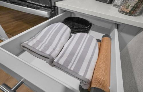 Luxe King Suite, Cozy Sectional, Gym, Pool, U of A - Photo 48