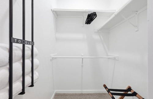 Chick modern Haven Elegant stay with modern views - Photo 15