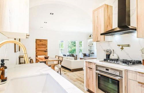 LA Retreat: Stylish 3BR Villa - Photo 13