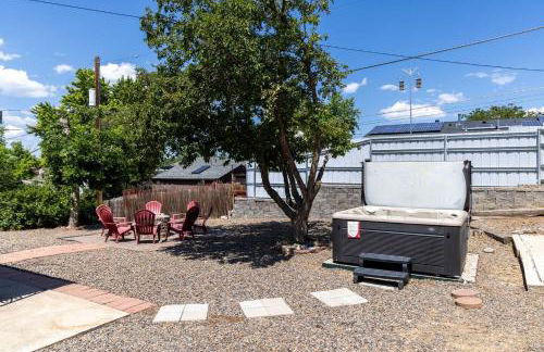 Light-filled retreat w hot tub & firepit - Foto 48