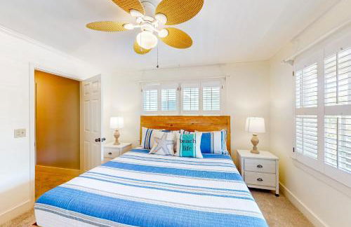 Classic coastal home with game room & private hot tub - walk to beaches - Foto 20