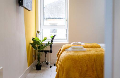 Cheerful 2 Bedroom Homely Apartment, Sleeps 4 Guest Comfy, 3x Double Bed, Parking, Free WiFi, Suitable For Business, Leisure Guest,Glasgow, Glasgow West End, Near City Centre, Perfect For Common Wealth Games 2026 - Foto 25