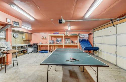 Chic chalet w/ hot tub, ping-pong, arcade bball - Foto 26