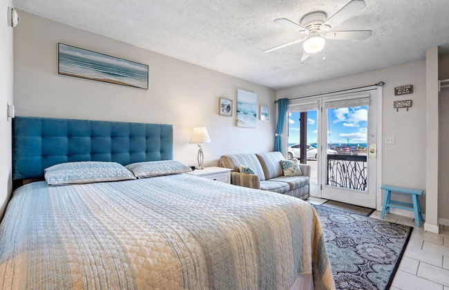 Beachfront Bliss Cozy Studio! - Photo 4