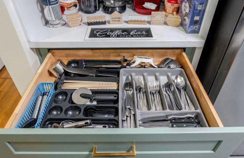 Entire Private Home with 4 Bedrooms 2 Bathrooms, Spacious, Lux King Bed, Ranch Style, Prime Area, Available Now - Photo 50