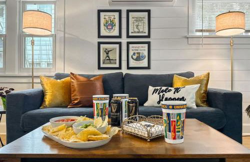 Step into School Spirit at the Golden Dome Getaway - Foto 49