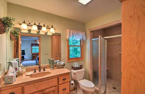 Andrews Cabin with Game Room and Covered Porch! - Foto 15